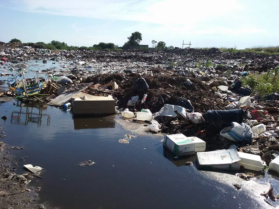 Basural de pesticidas en María Juana 