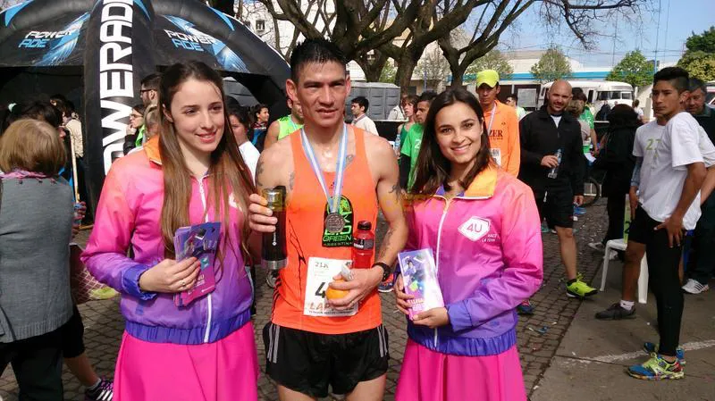 Gustavo Oliva luego del triunfo en los 10km