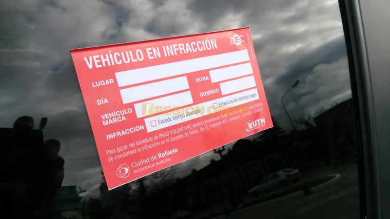 Vehículo infraccionado por sobrepasar el horario de estacionamiento controlado Vehículo infraccionado por sobrepasar el horario de estacionamiento controlado
