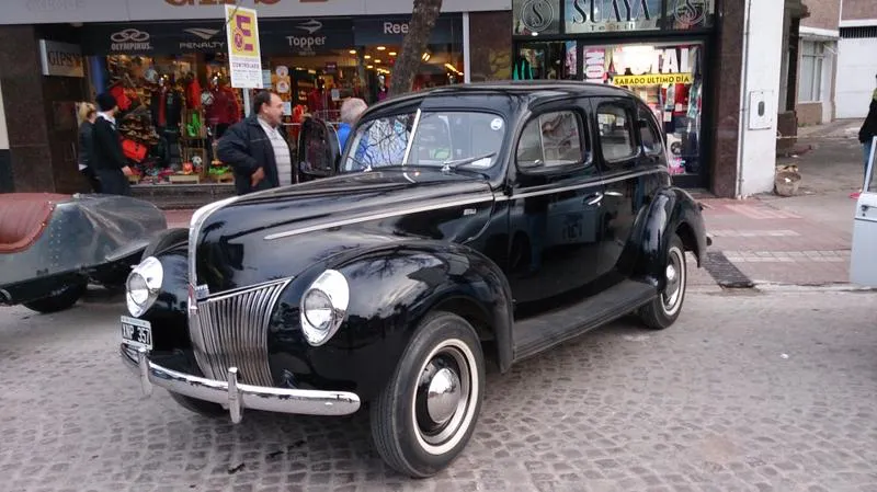 Coches de colección exhibidos antes de la largada 