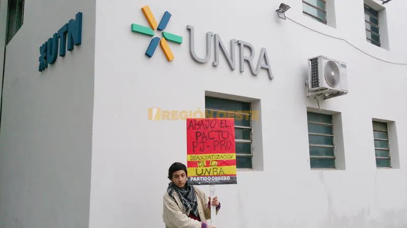 Protesta de alumnos de la UNRA por la designación de un nuevo Rector