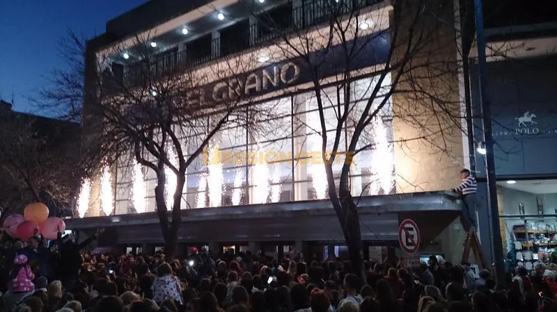 El Cine Belgrano iluminado por una hilera de fuegos artificiales
