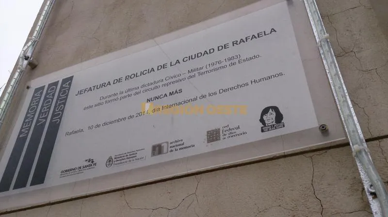 Placa alusiva a la última dictadura militar en el frente del edificio de la Jefatura Placa alusiva a la última dictadura militar en el frente del edificio de la Jefatura
