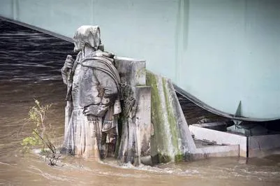 La estatua Le Zouave (El Zuavo) cubierta de agua hasta la mitad por la crecida del río Sena. EFE La estatua Le Zouave (El Zuavo) cubierta de agua hasta la mitad por la crecida del río Sena. EFE