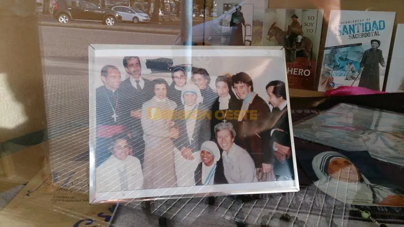 Los comercios desempolvan sus recuerdos y dedican sus vidrieras a la nueva Santa