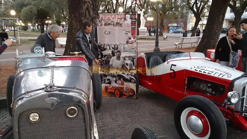 Coches antiguos del TC en la Plaza 25 de Mayo Coches antiguos del TC en la Plaza 25 de Mayo