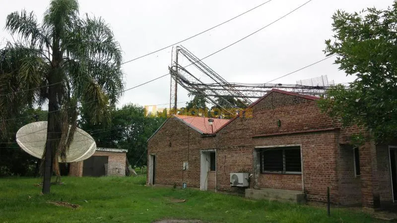 Torre derribada sobre el edificio de Tele Región