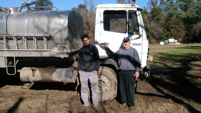 Colaboradores cargando agua en la planta potabilizadora Colaboradores cargando agua en la planta potabilizadora