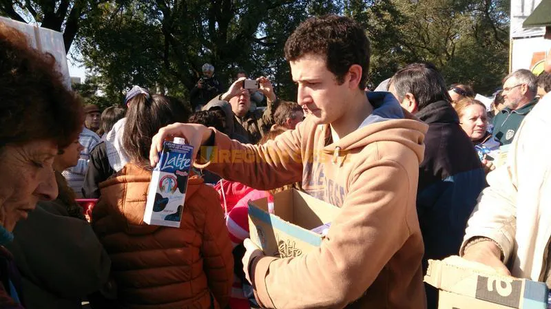 Organizadores repartiendo la leche Organizadores repartiendo la leche