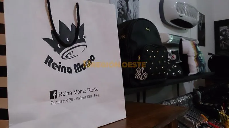 Local de ropa informal "Reina Momo"