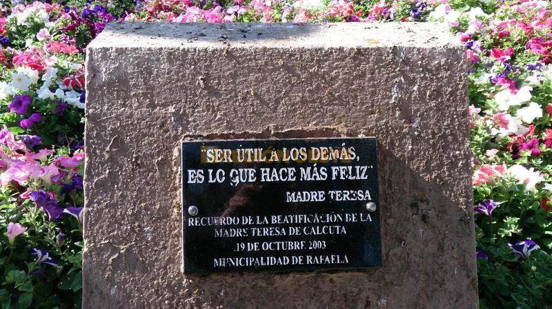 Placa conmemorativa en Rafaela del inicio del proceso de Beatificación de la Madre Teresa