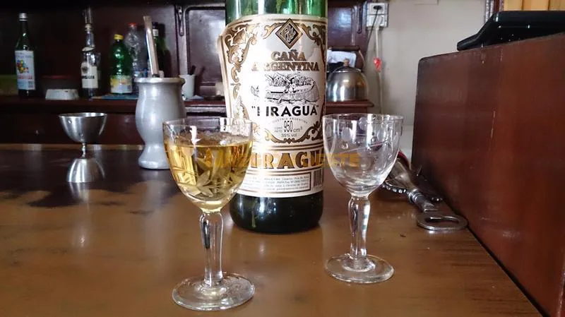 Tradicional caña con ruda en el Bar El Obrero