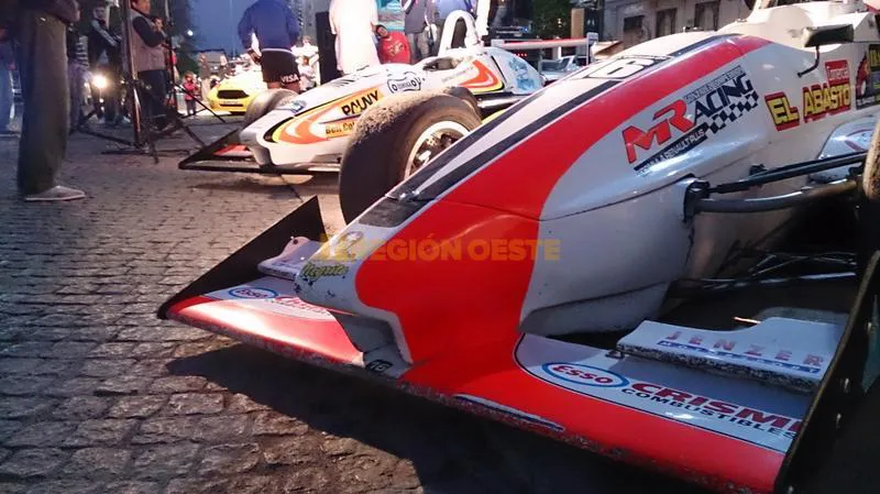 Los coches de la "Fórmula Renault Plus" en el centro de Rafaela