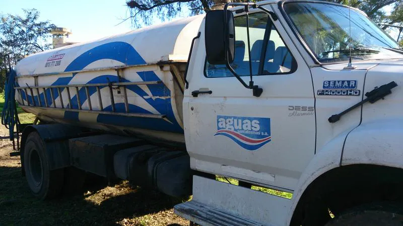Camión cisterna se ASSA preparado para abestecer a la ciudad Camión cisterna se ASSA preparado para abestecer a la ciudad