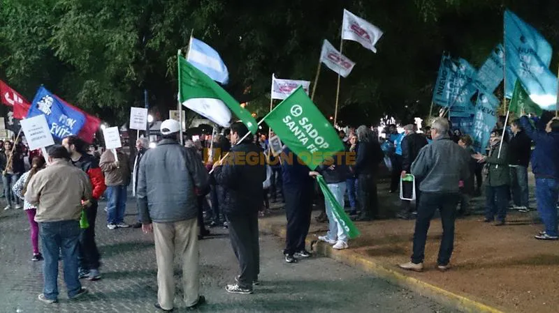 Organizaciones sindicales, políticas y de derechos humanos protestaron en la Plaza 25 de Mayo 