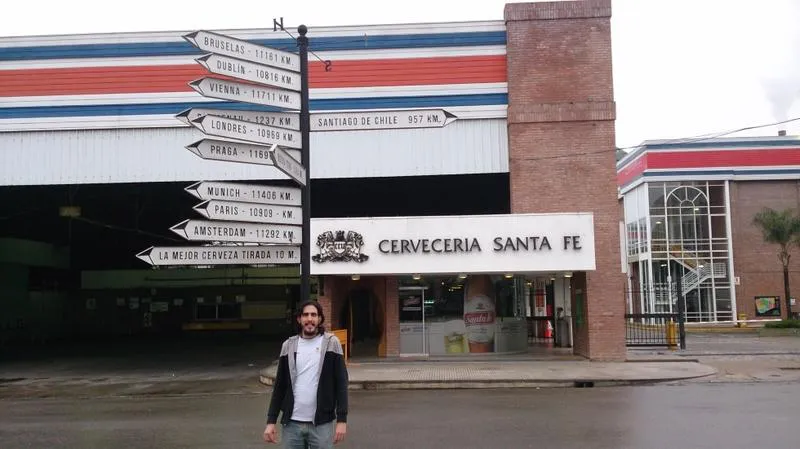 Yassiel de paseo por la Cervecería de Santa Fe Yassiel de paseo por la Cervecería de Santa Fe