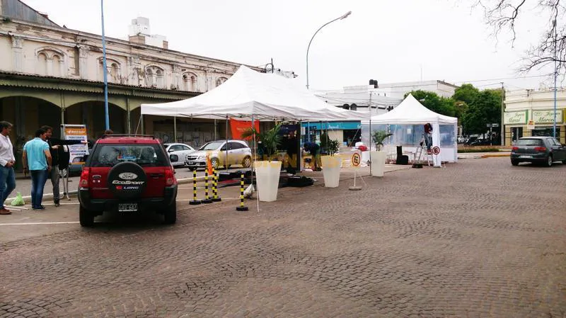 Stand de LONG Automotores en el centro de Rafaela