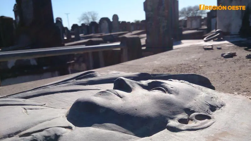 Rostro fundido sobre una tumba judía Rostro fundido sobre una tumba judía