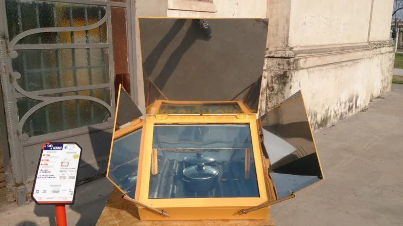 Panel que recoge el calor del sol para calentar comida 