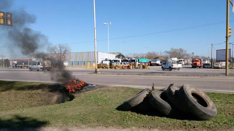 Camioneros apostados en la Ruta Nacional nº 34 en la ciudad de Rafaela Camioneros apostados en la Ruta Nacional nº 34 en la ciudad de Rafaela