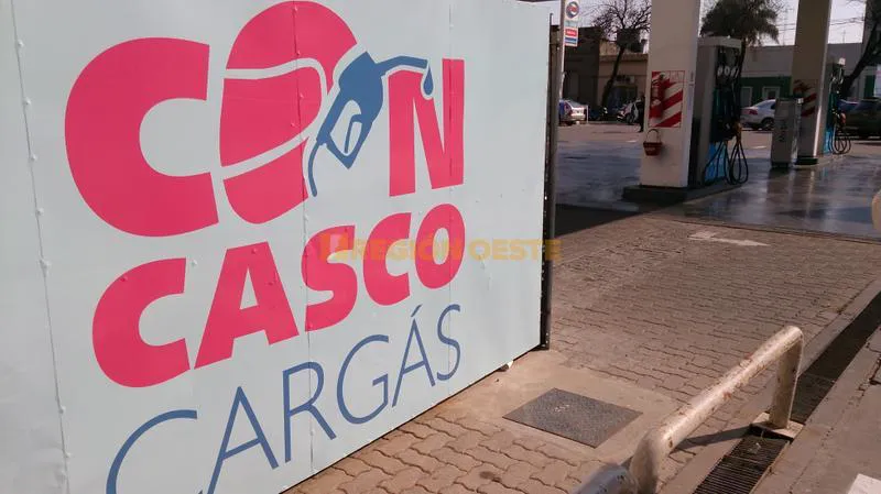Campaña Con Casco Cargás en la estación ESSO de Rafaela