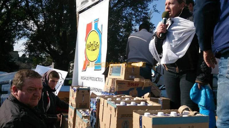 Cajas de leche listas para ser repartidas Cajas de leche listas para ser repartidas