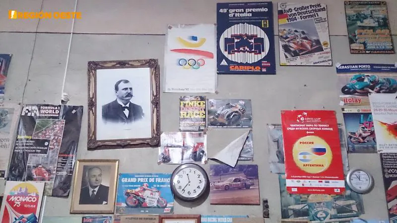 El paredón del tiempo Los relojes siguen su curso, mientras los afiches en la pared se quedan en el tiempo El paredón del tiempo Los relojes siguen su curso, mientras los afiches en la pared se quedan en el tiempo