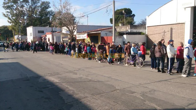 Una larga fila de gente que esperaba por un litro de leche Una larga fila de gente que esperaba por un litro de leche