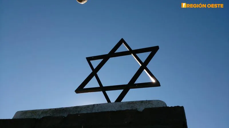La Estrella de David se erige sobre muchas de las tumbas La Estrella de David se erige sobre muchas de las tumbas