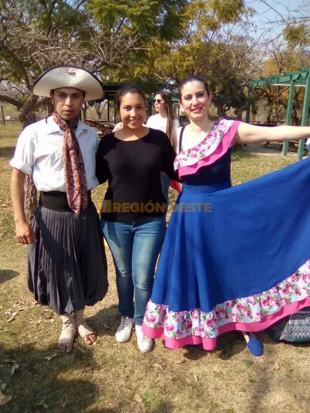 Isabel en Santa Fe junto a los típicos Gauchos Argentinos Isabel en Santa Fe junto a los típicos Gauchos Argentinos
