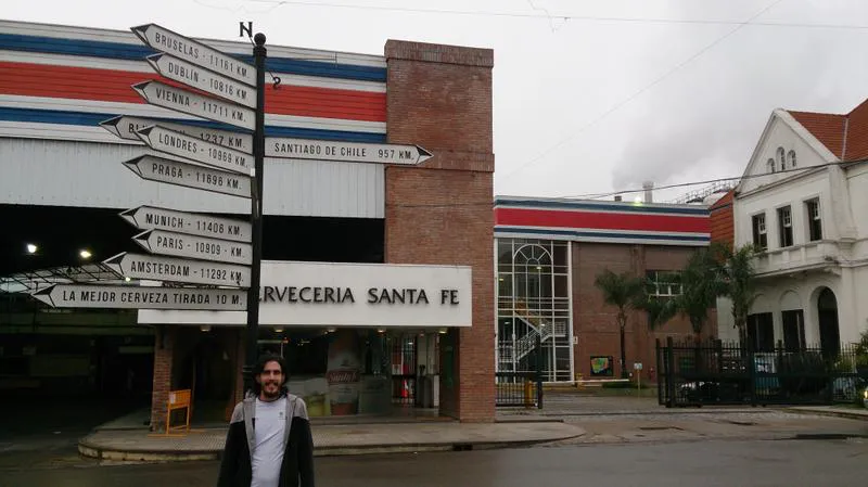 Yassiel de paseo por la Cervecería de Santa Fe Yassiel de paseo por la Cervecería de Santa Fe