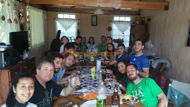 Integrantes del Club de Corredores de la UNL disfrutando de un asado en Rafaela