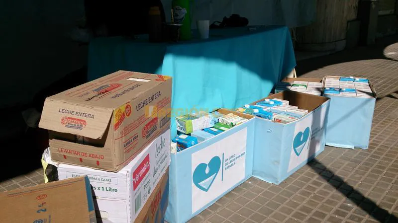 Cajas de leche donadas por los ciudadanos