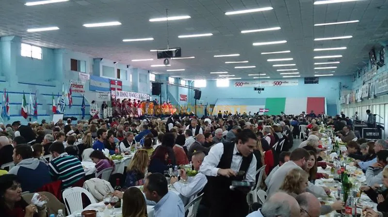 Salón colmado para disfrutar de la tradicional Bagna Cauda Salón colmado para disfrutar de la tradicional Bagna Cauda