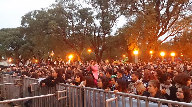 Buen marco de público para presenciar una de las mejores bandas de rock del momento Buen marco de público para presenciar una de las mejores bandas de rock del momento