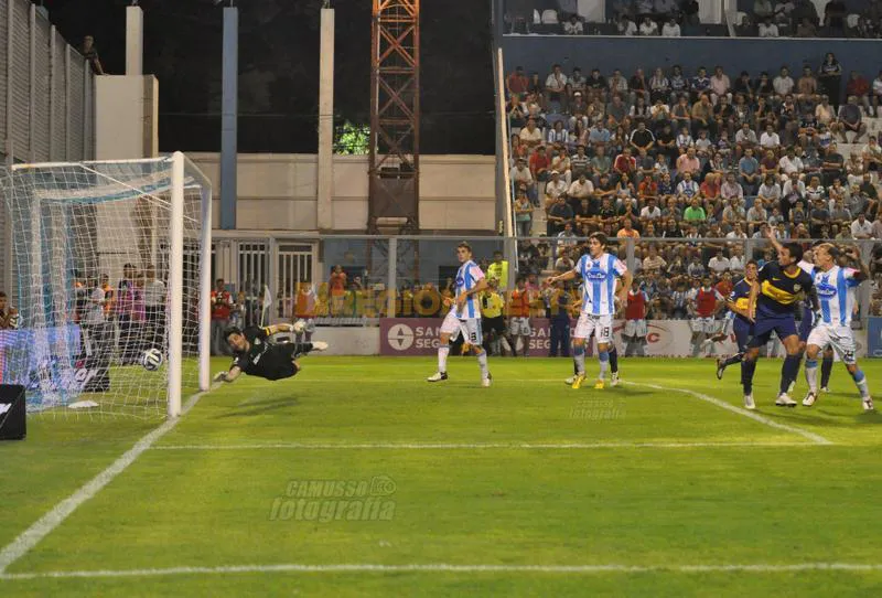 Momento en que la pelota entra en al arco de Atlético frente a Boca Juniors en Rafaela Momento en que la pelota entra en al arco de Atlético frente a Boca Juniors en Rafaela