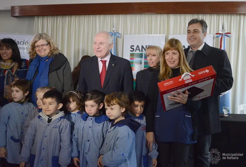 Entrega de equipos tecnológicos Entrega de equipos tecnológicos