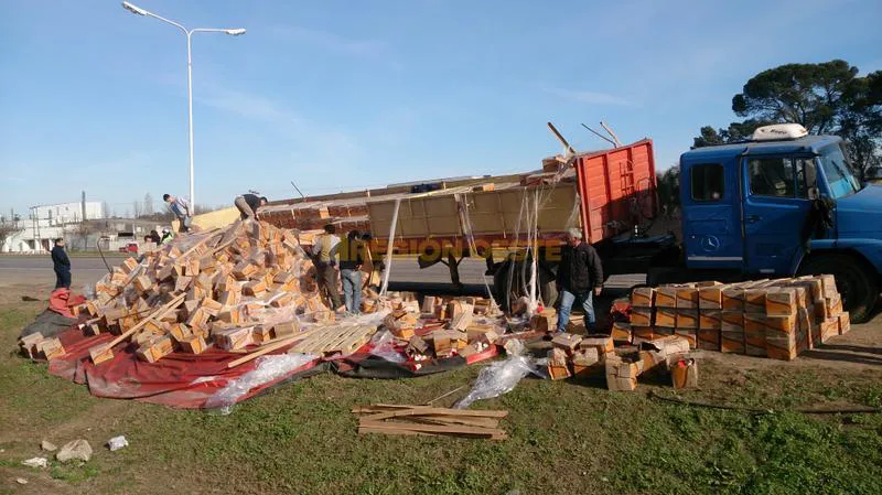 Cajas con potes de dulce de leche volcadas en la banquina de la ruta 34 
