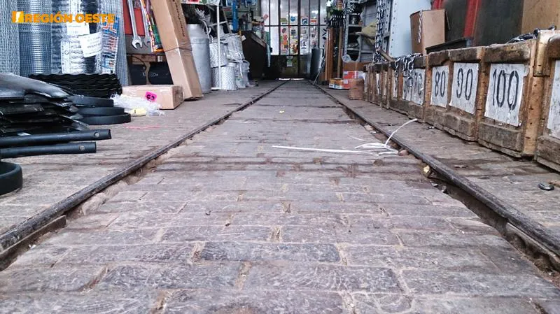 un avance tecnológico de la época eran las vías del ferroclarril, aquí utilizadas para transportar mercadería de un lado a otro del local un avance tecnológico de la época eran las vías del ferroclarril, aquí utilizadas para transportar mercadería de un lado a otro del local