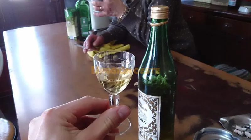 Caña con ruda en el "Bar El Obrero" 