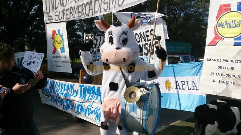 Una vaca lechera en medio de la protesta Una vaca lechera en medio de la protesta