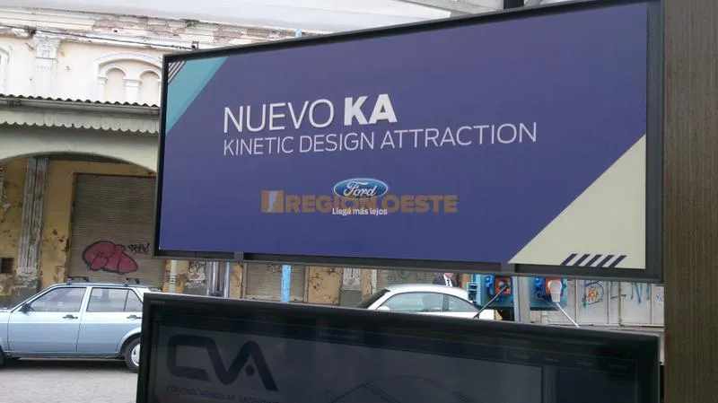 Stand de LONG Automotores en el centro de Rafaela