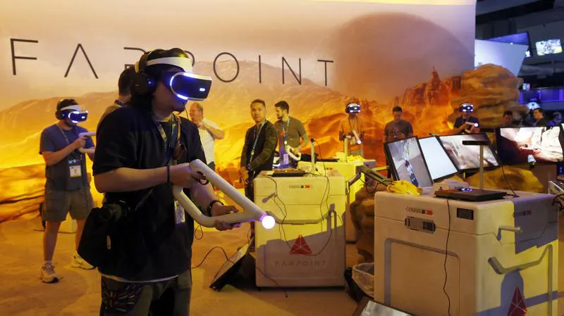 Los visitantes juegan con FarPoint de PlayStation VR