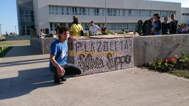 Uno de los hijos de Silvia, Andrés, descubriendo el nombre "Plazoleta Silvia Suppo" 