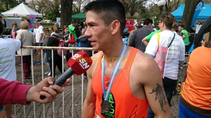 Gustavo Oliva luego del triunfo en los 10km