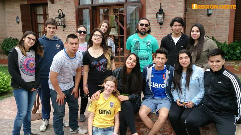 Jóvenes chilenos en la Posada "Risa Erni" en Roca 