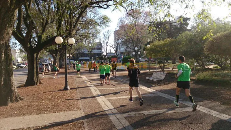 Precalentamiento de los 21K de Rafaela en la Plaza 25 de Mayo