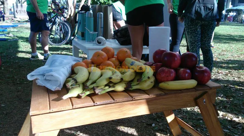 Los competidores se alimentan con fruta rica en energía