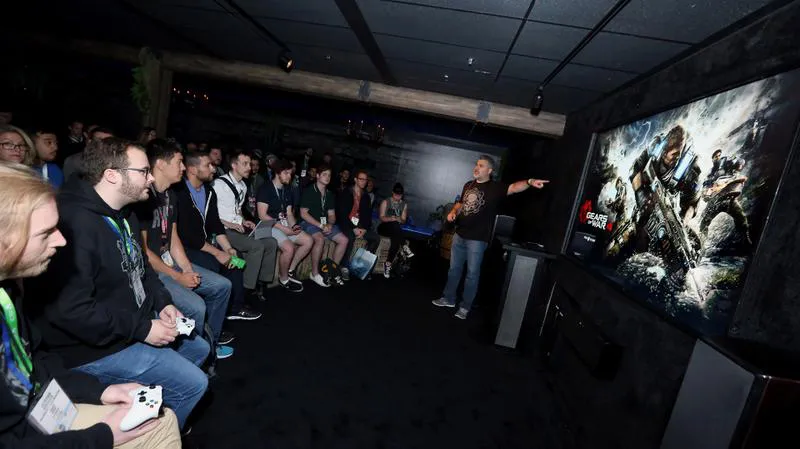 Los fans prueban un demo de “Gears of War 4” en el stand de Xbox