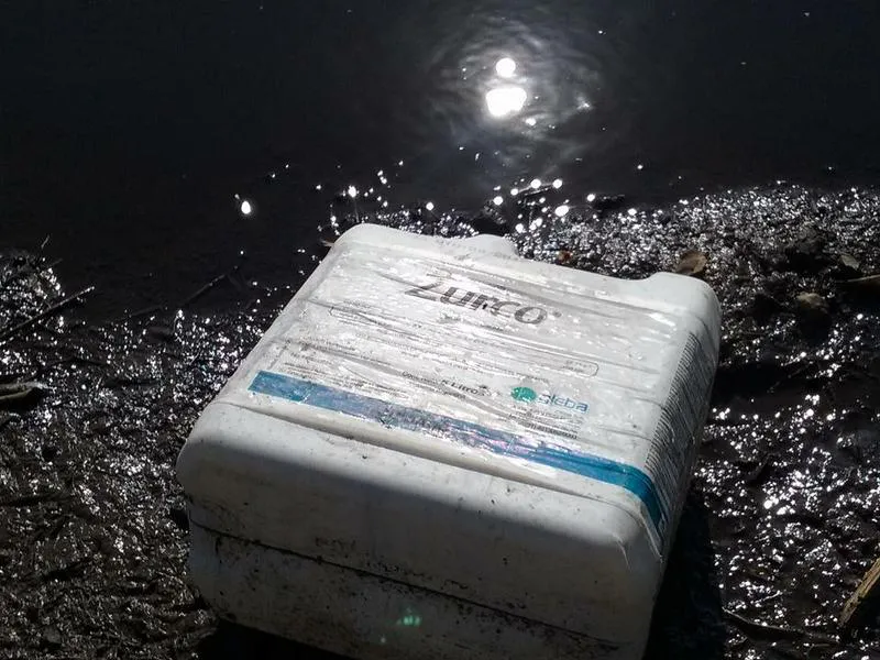 Basural de pesticidas en María Juana